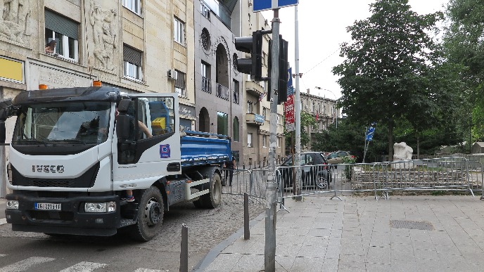 Kamioni zelenila kao barikade